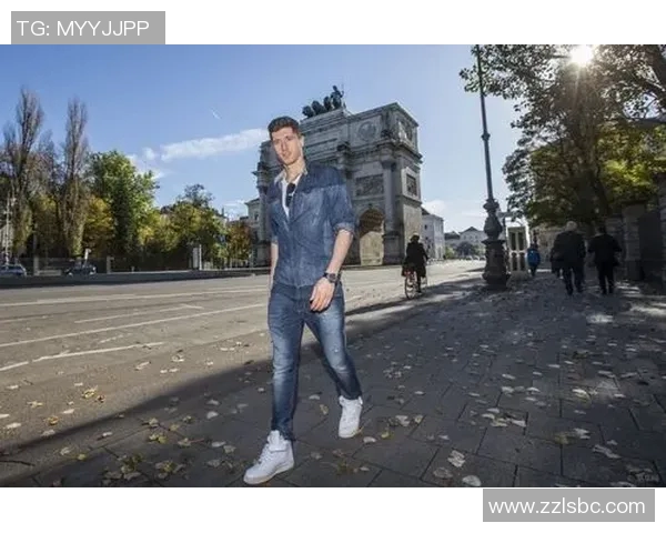 足球明星与女友甜蜜牵手漫步街头展现爱情温馨瞬间