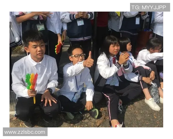 足球明星签名全景展示珍藏版图片集让你一睹风采与荣耀 足球明星签名全景展示珍藏版图片集让你一睹风采与荣耀